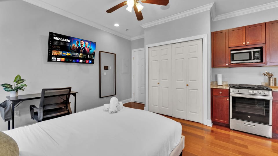 Studio, 1 Queen Bed with Sofa bed | Iron/ironing board, free WiFi