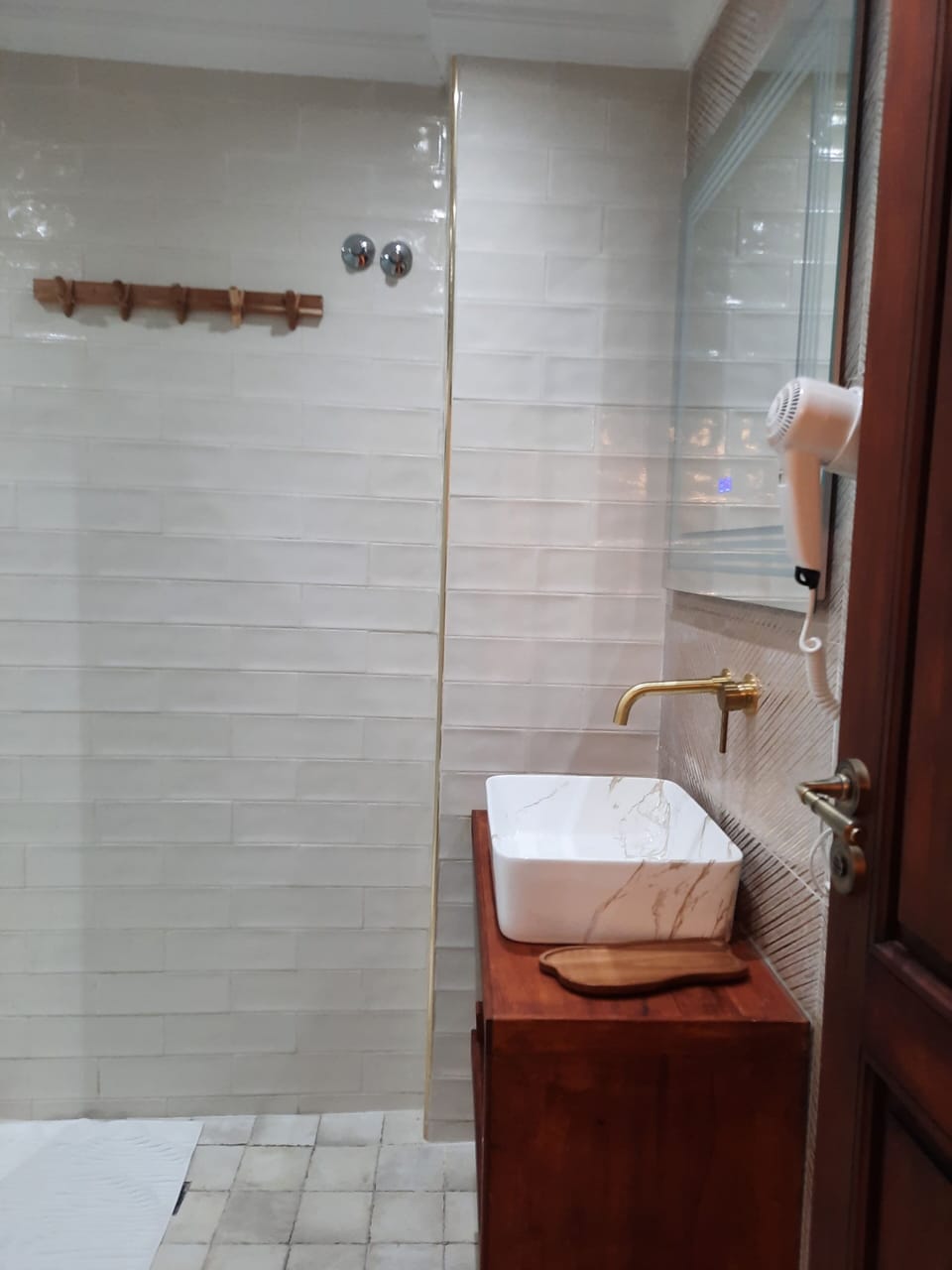 Deluxe Double Room | Bathroom | Hair dryer, bidet, heated floors, towels