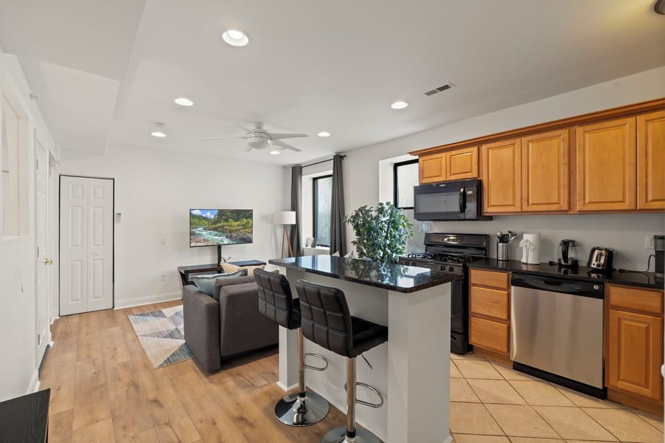 Apartment, 2 Bedrooms | Private kitchen | Coffee/tea maker, dining tables