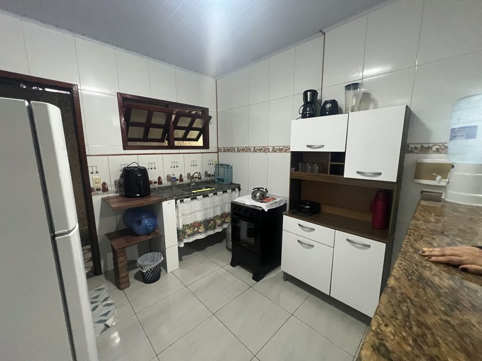 Full-size fridge, microwave, oven, stovetop