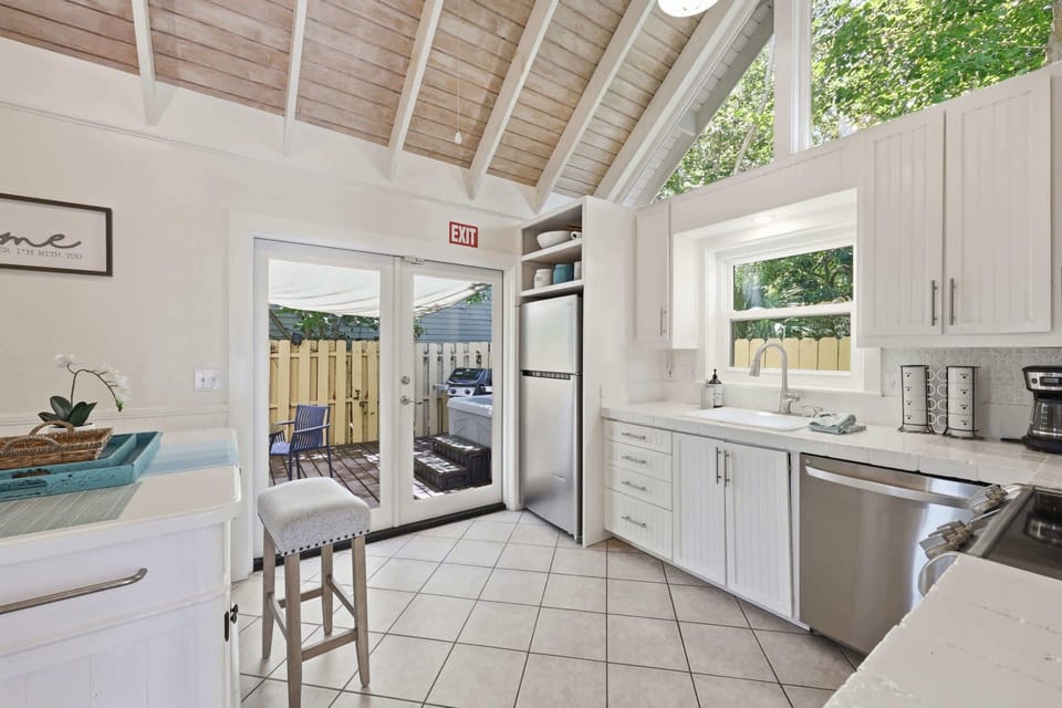 House, Multiple Beds (Porch on Pine) | Private kitchen