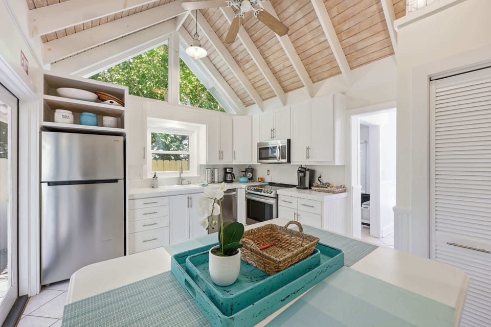 House, Multiple Beds (Porch on Pine) | Private kitchen
