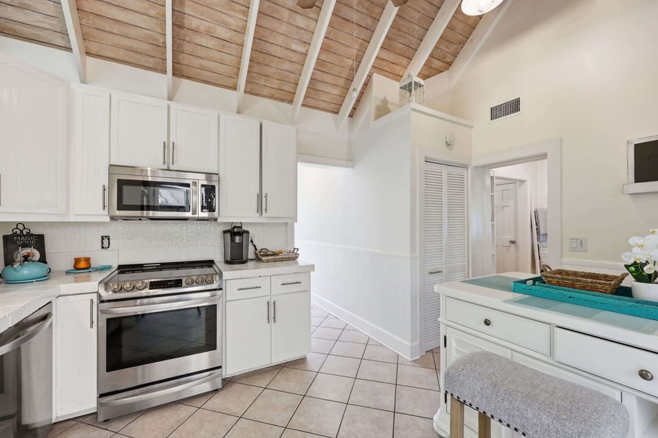 House, Multiple Beds (Porch on Pine) | Private kitchen