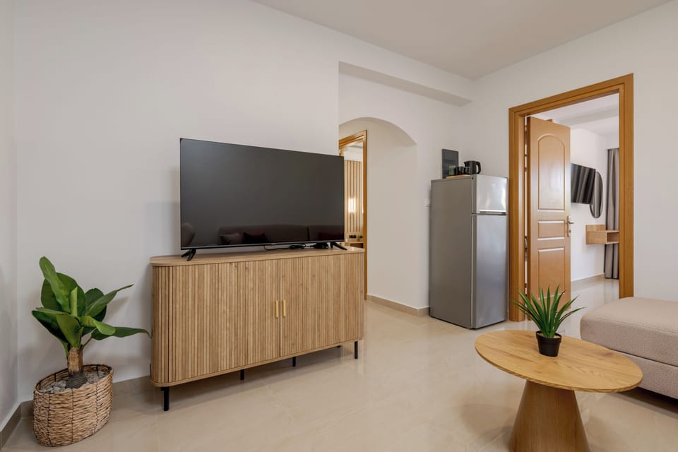 Deluxe Suite, 2 Bedrooms, Garden View, Ground Floor | Living area | 28-inch Smart TV with digital channels