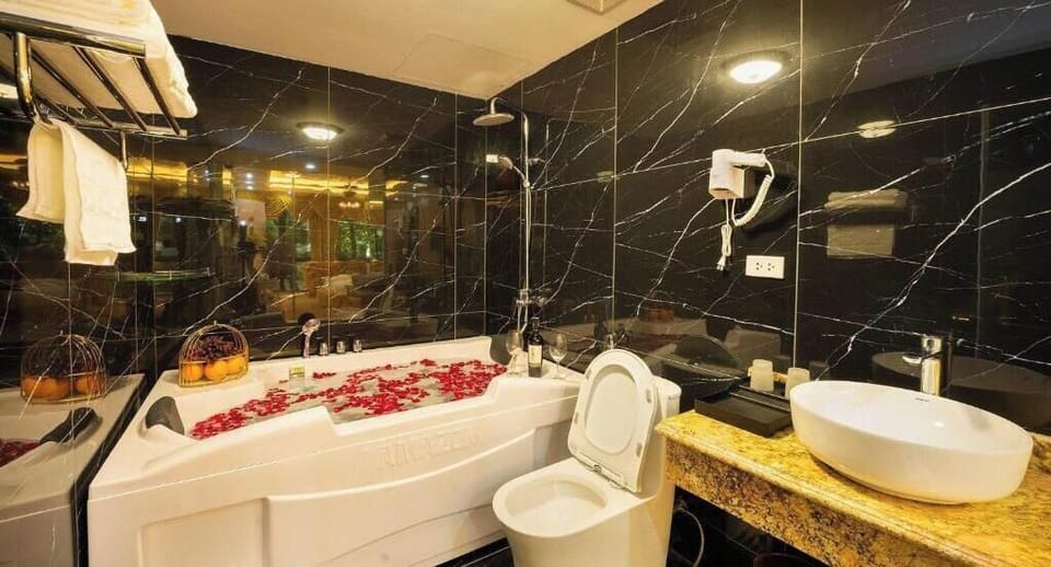 Combined shower/tub, free toiletries, slippers, towels