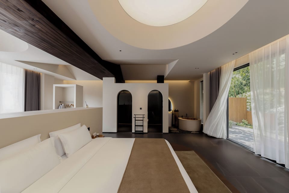Premier Suite, 1 King Bed, Private Bathroom, Mountain View | Down comforters, blackout drapes, soundproofing, WiFi (free)