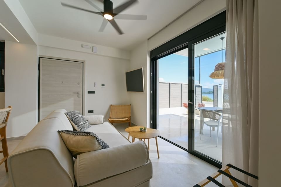 Luxury Suite, Sea View | Living area