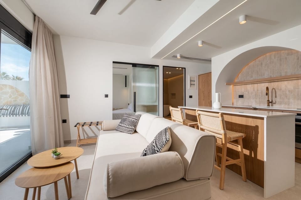 Luxury Suite, Sea View | Living area