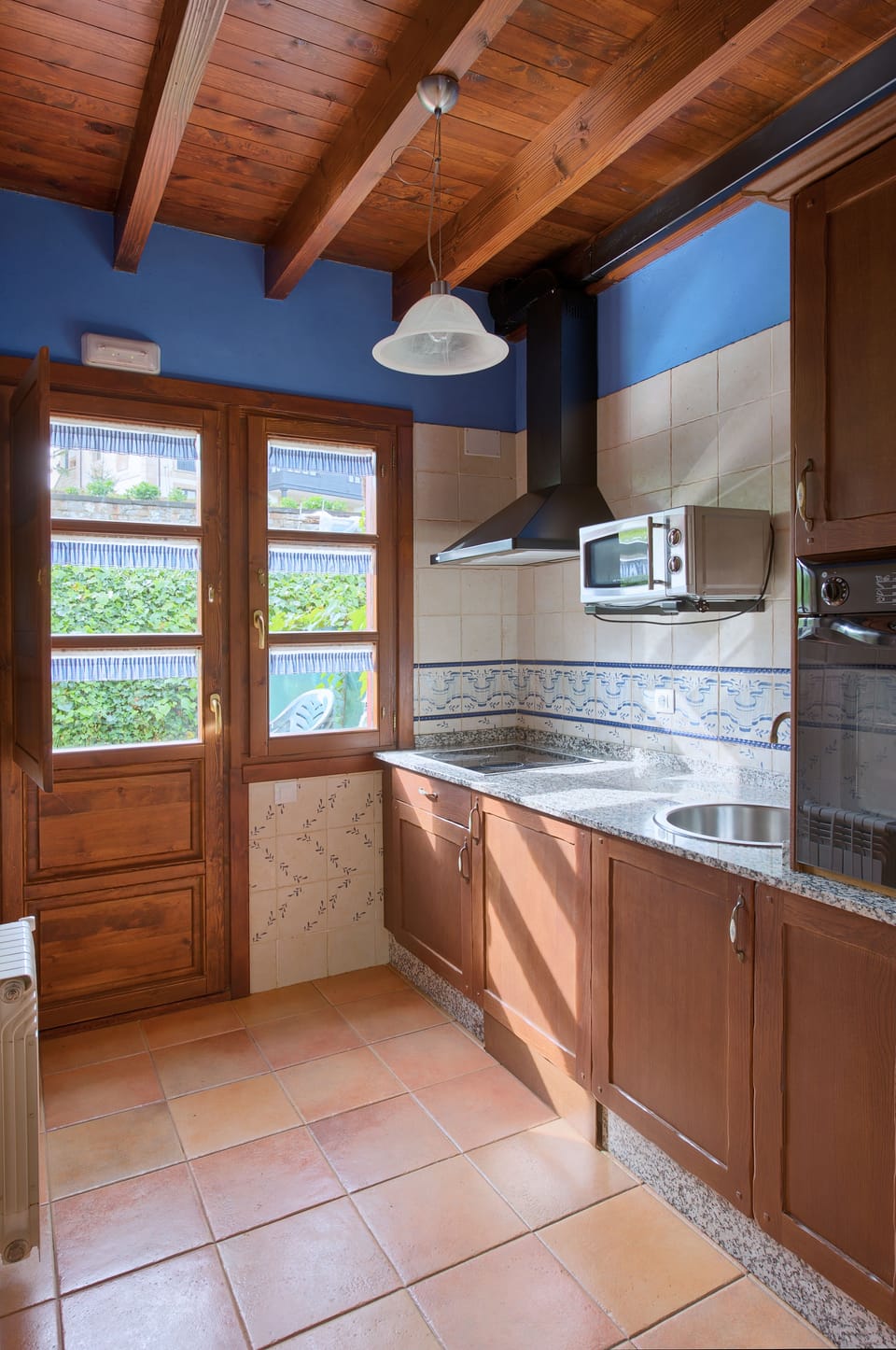 Full-size fridge, microwave, stovetop, coffee/tea maker