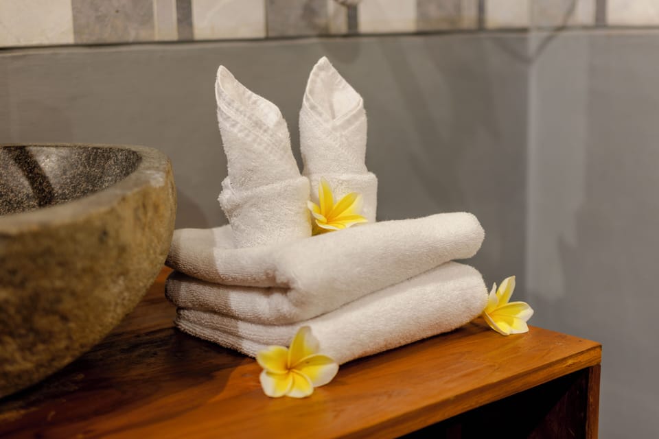 Signature Villa, 1 Bedroom, Microwave, Pool View | Bathroom amenities