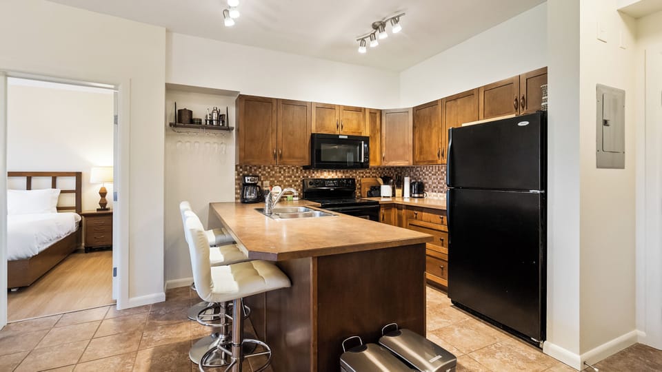 Deluxe Condo, 3 Bedrooms, Courtyard View, Beachside | Private kitchen