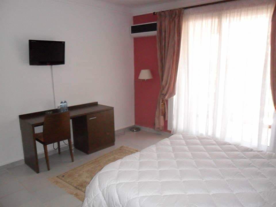 Single Room | Minibar, in-room safe, desk, blackout drapes