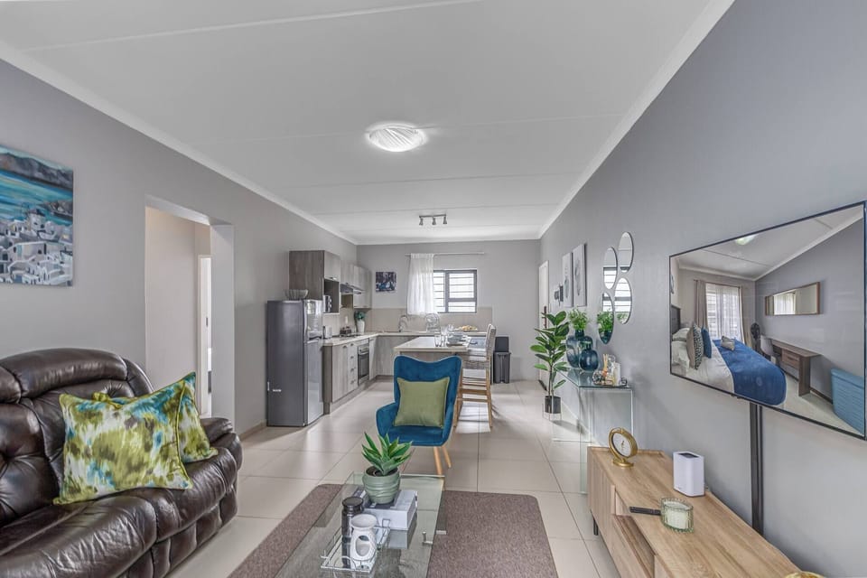 Apartment, 2 Bedrooms, Balcony | Living room | Books