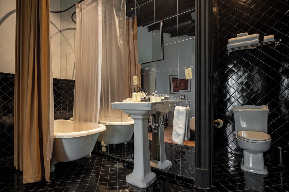 Deluxe Room, Courtyard View | Bathroom | Shower, hair dryer, towels, soap