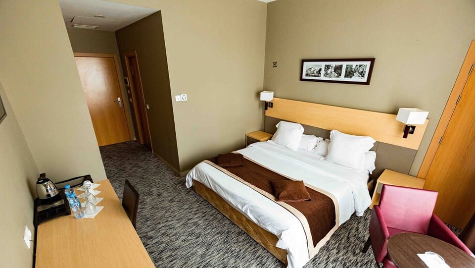 Executive Suite | Minibar, desk, blackout drapes, iron/ironing board (on request)