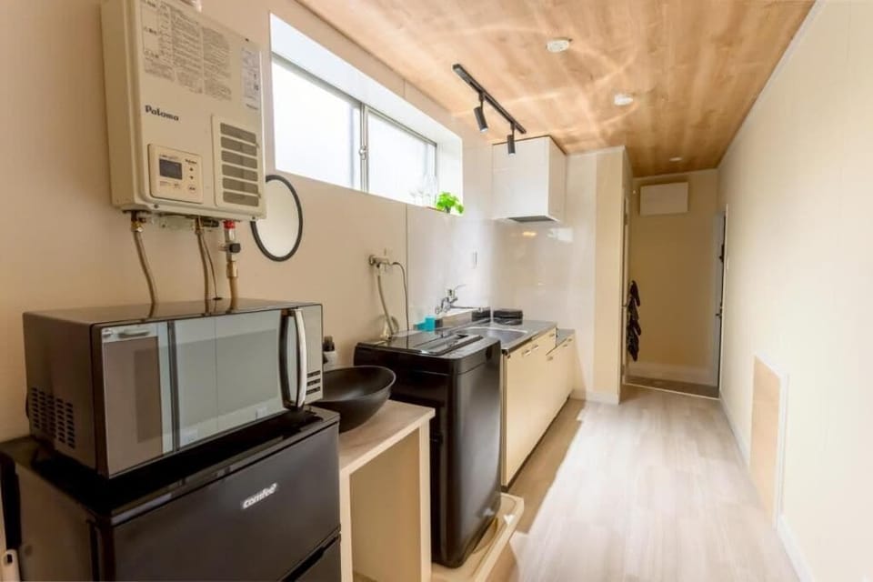 Basic Twin Room, Non Smoking (201) | Private kitchen | Full-size fridge, microwave, stovetop, electric kettle