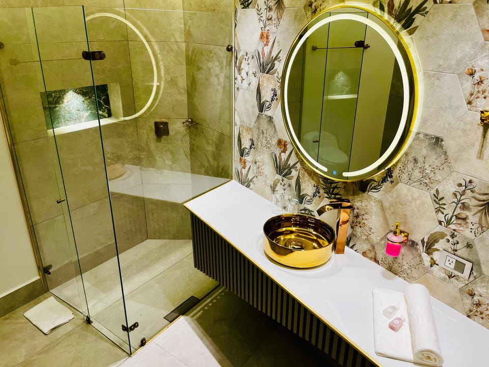 Deluxe Double Room, Garden View | Bathroom | Shower, free toiletries, towels, soap