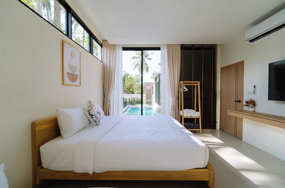 Three Bedroom Villa | Desk, bed sheets