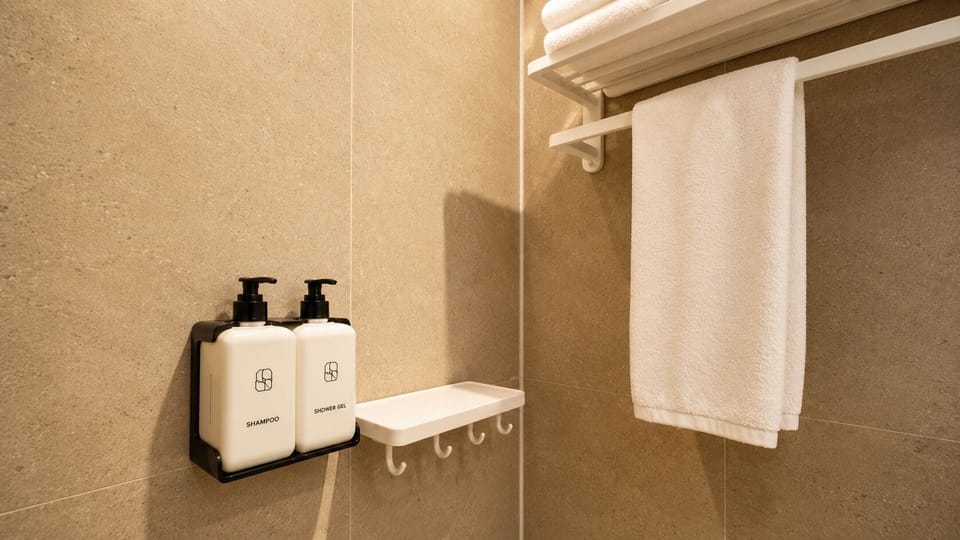  Deluxe Double or Twin Sea View Room with Jacuzzi | Bathroom | Free toiletries, hair dryer, slippers, towels