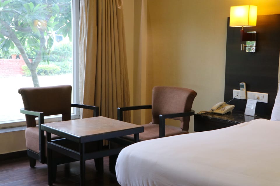 Deluxe Room | Desk, laptop workspace, iron/ironing board, free WiFi