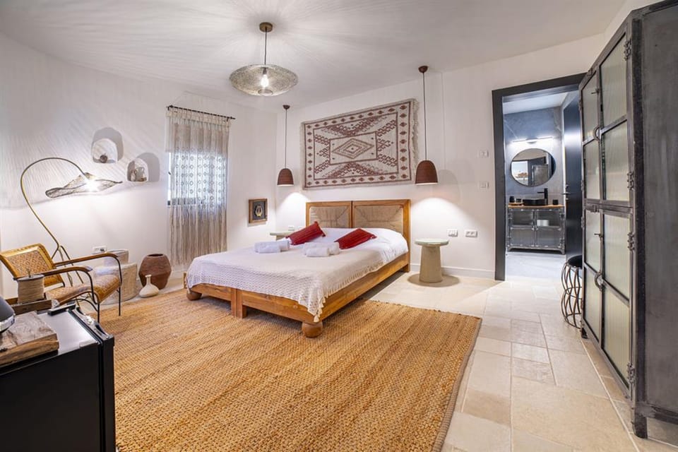 Classic Room | Minibar, WiFi (free), bed sheets