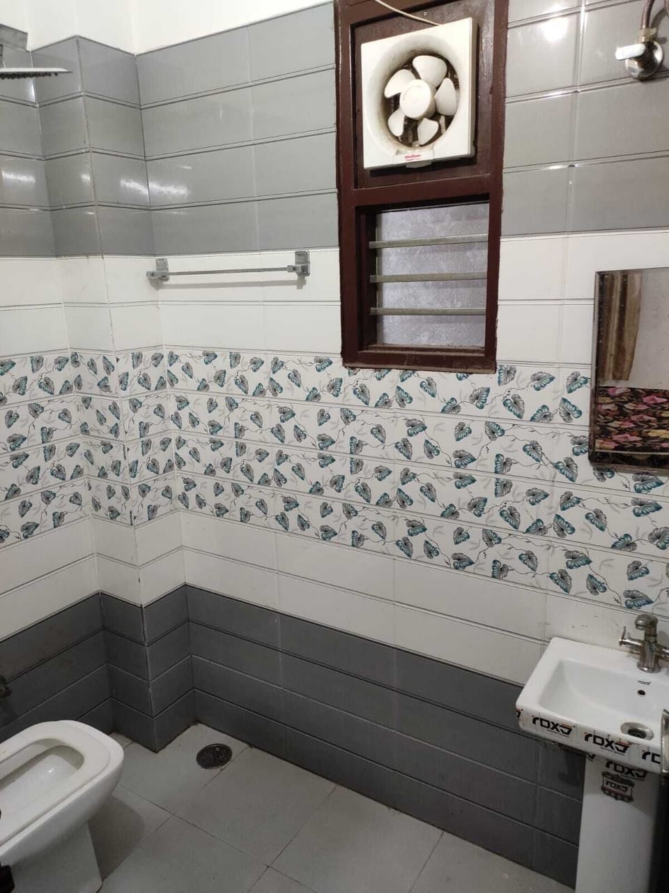 Deluxe Room | Bathroom | Shower, towels, soap