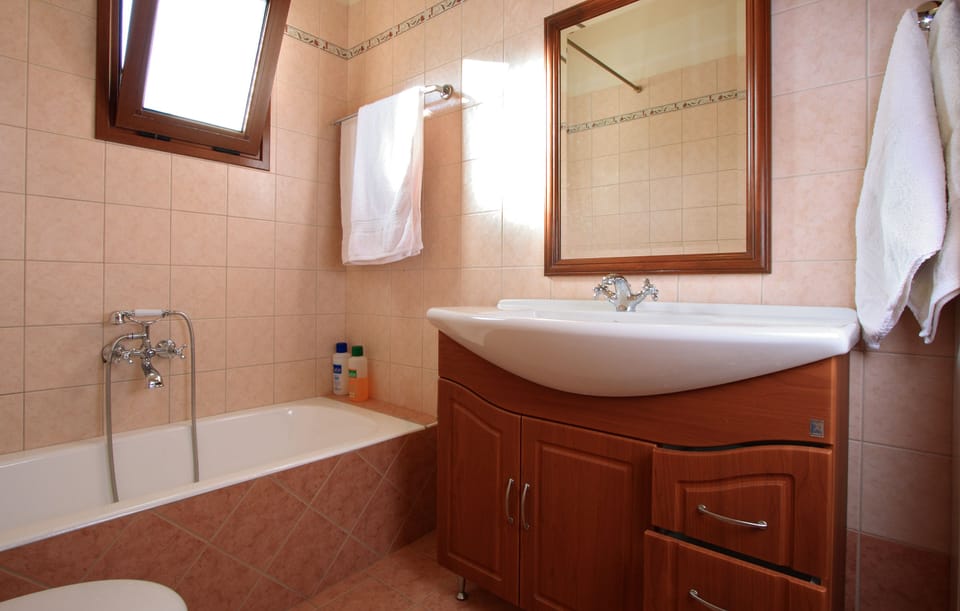 Bathtub, free toiletries, hair dryer