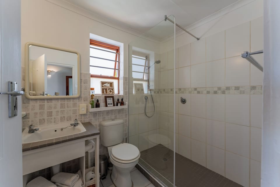 Luxury Double Room | Bathroom | Hair dryer, towels, soap, shampoo