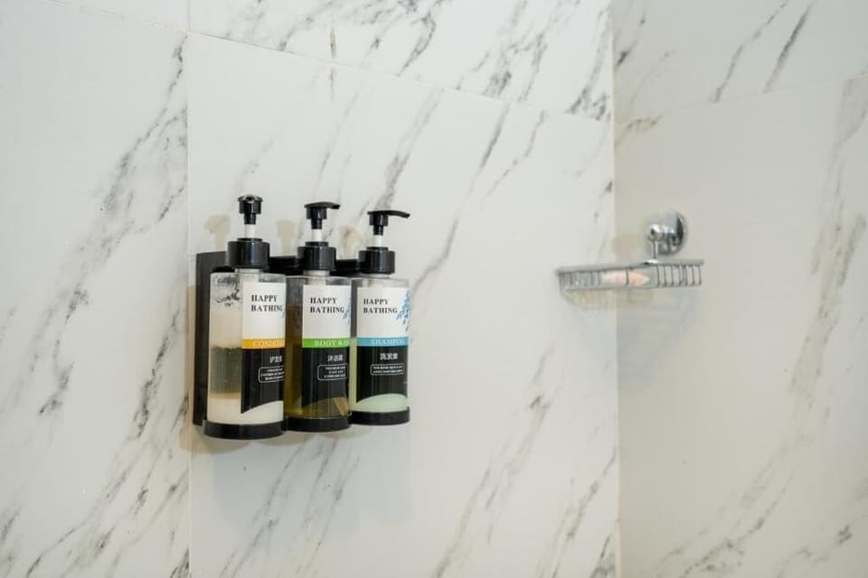 Shower, rainfall showerhead, free toiletries, hair dryer