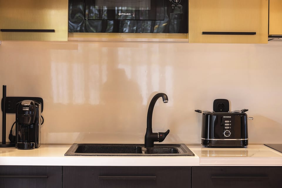 Deluxe Suite | Private kitchen | Full-size fridge, microwave, oven, highchair
