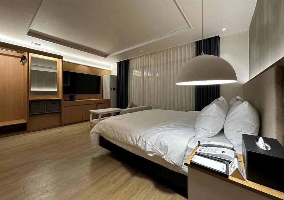 Business Double Room | In-room safe, blackout drapes, soundproofing, free WiFi