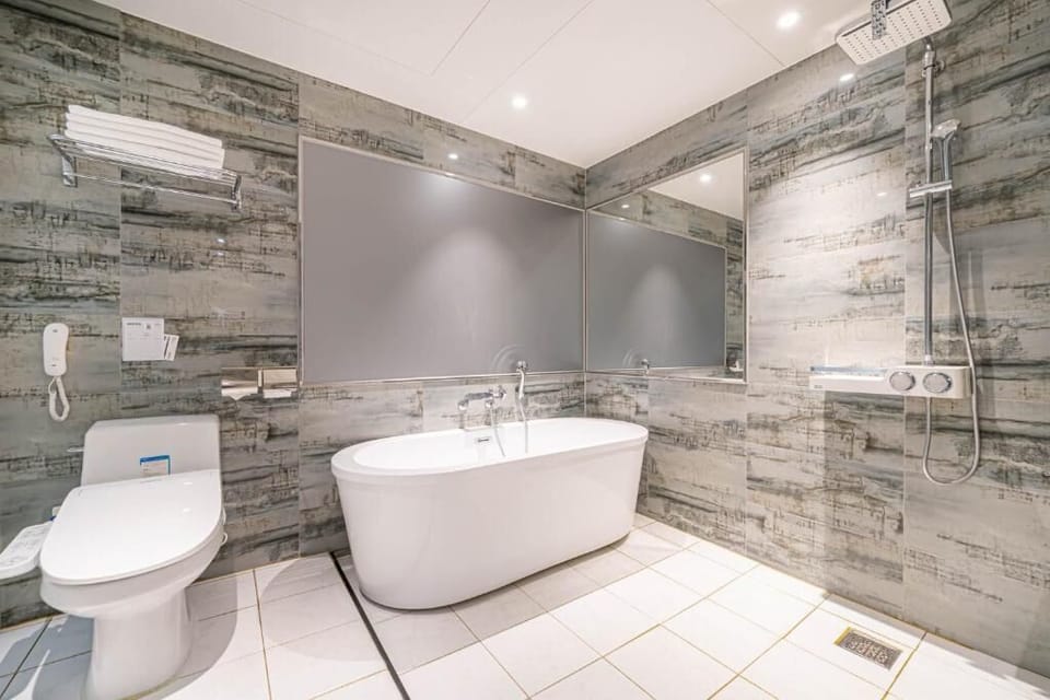 Twin Room | Bathroom | Free toiletries, hair dryer, slippers, towels