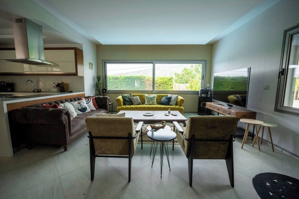 Villa, 5 Bedrooms, Smoking, Private Pool | Living room | Books