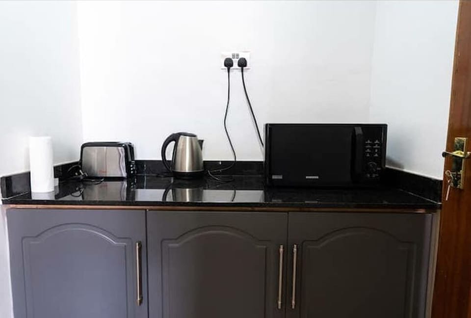 Classic Apartment, Patio | Private kitchen | Full-size fridge, microwave, oven, stovetop