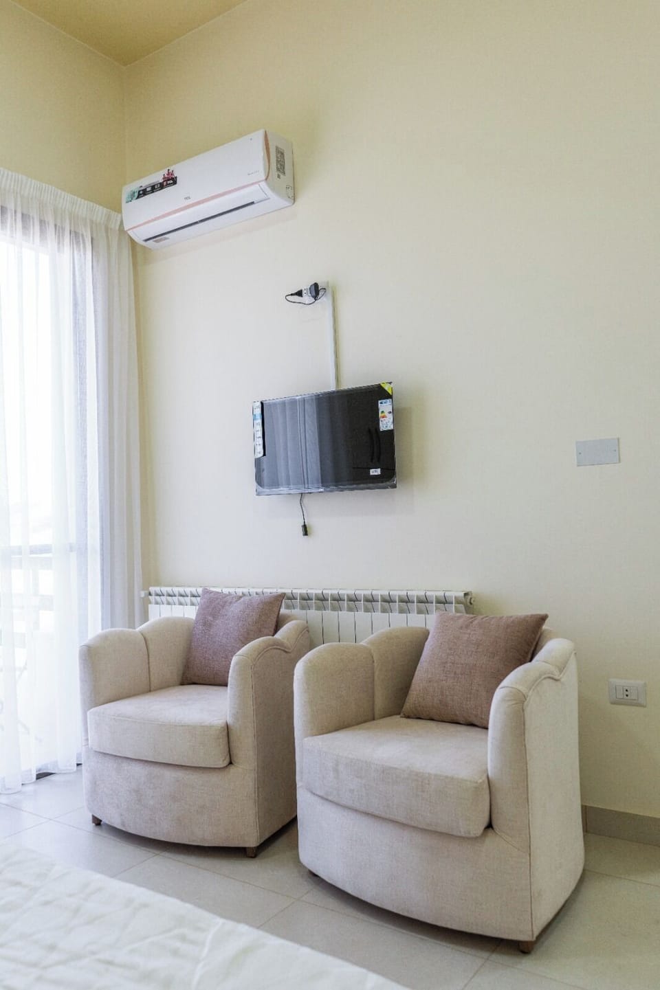 Double Room, Housekeeping, Mountain View | Living area