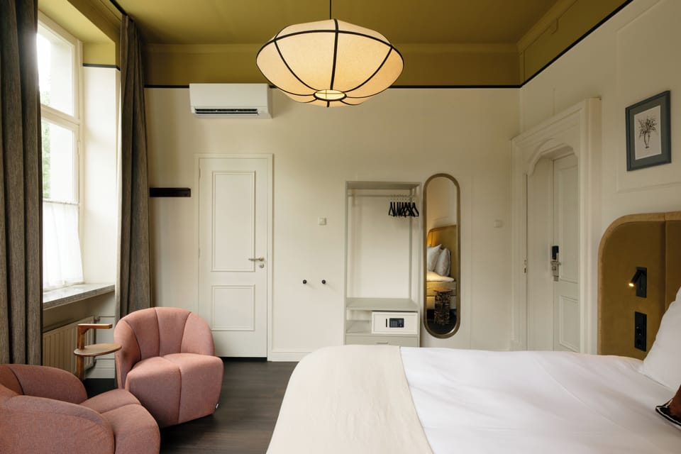 Suite | Desk, cribs (surcharge), WiFi (free), bed sheets