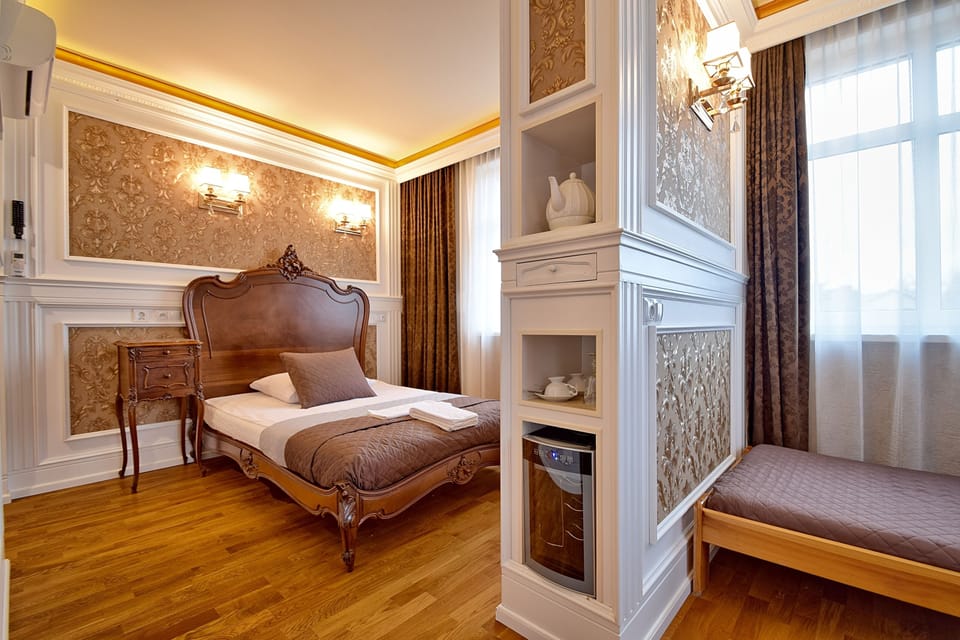 Deluxe Triple Room | Laptop workspace, iron/ironing board, free WiFi