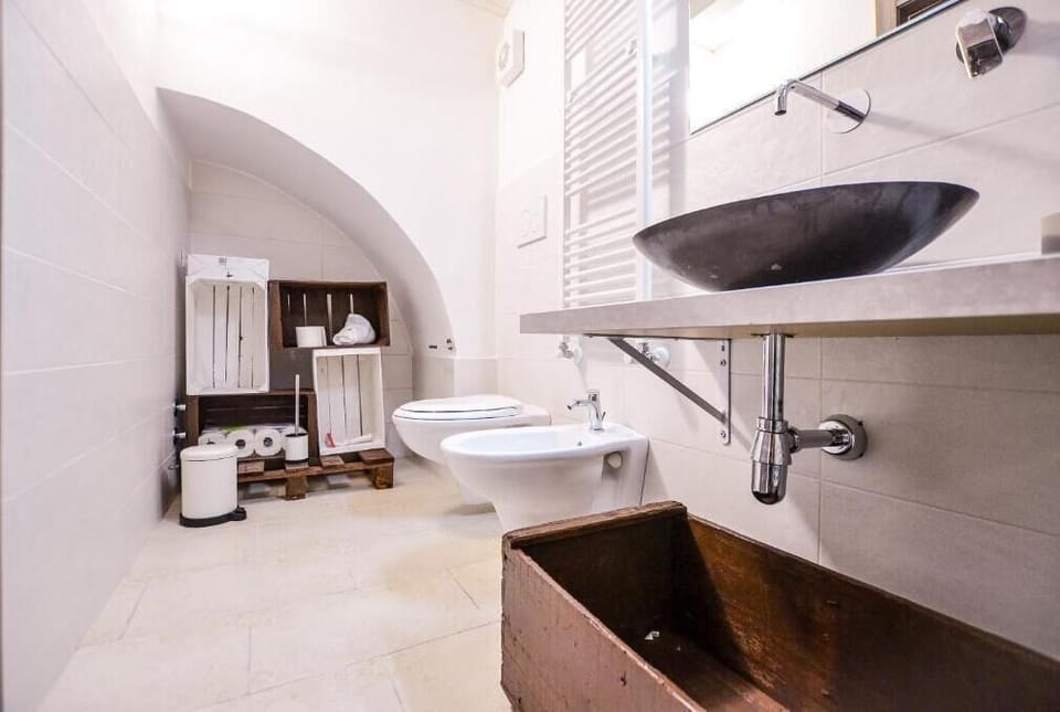 Shower, free toiletries, hair dryer, bidet