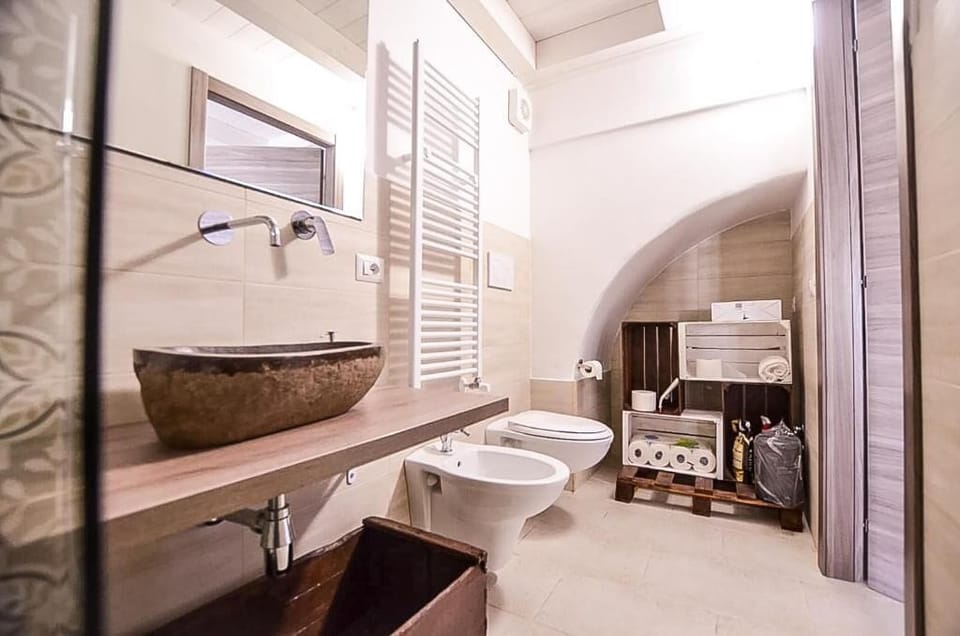 Studio | Bathroom | Shower, free toiletries, hair dryer, bidet
