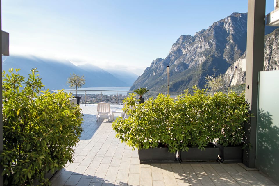 Double Room, 1 King Bed, Lake View | Terrace/patio