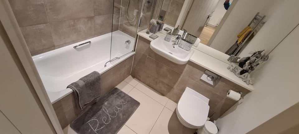 Combined shower/tub, deep soaking tub, towels