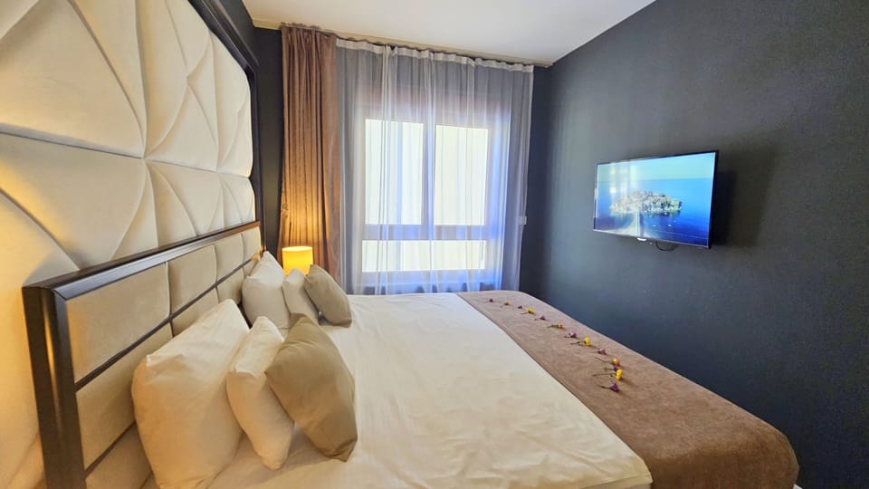 Luxury Suite, Balcony, Sea View | In-room safe, iron/ironing board (on request), WiFi (free)
