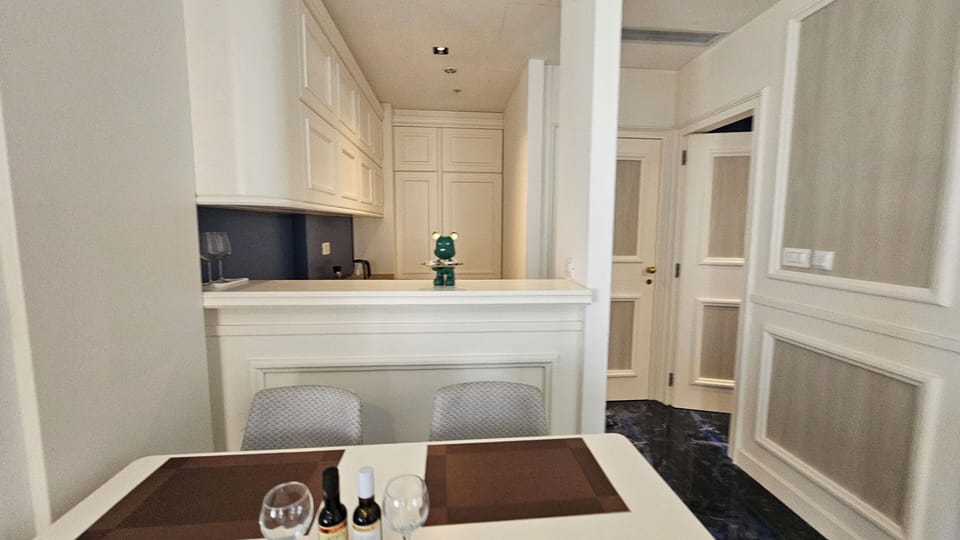 Luxury Suite, Balcony, Sea View | Dining