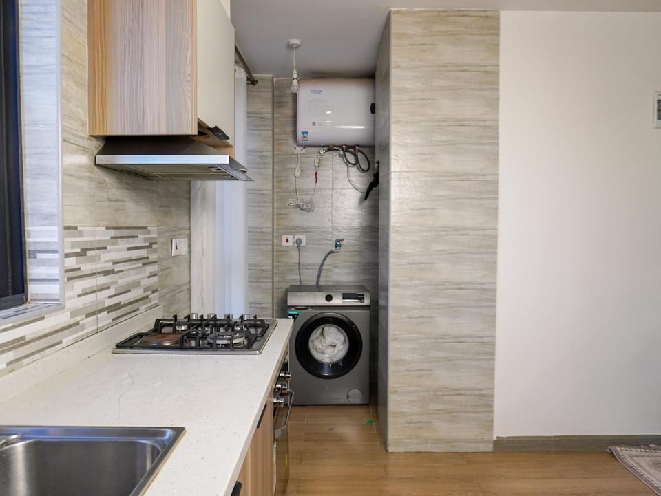 Full-size fridge, microwave, oven, stovetop