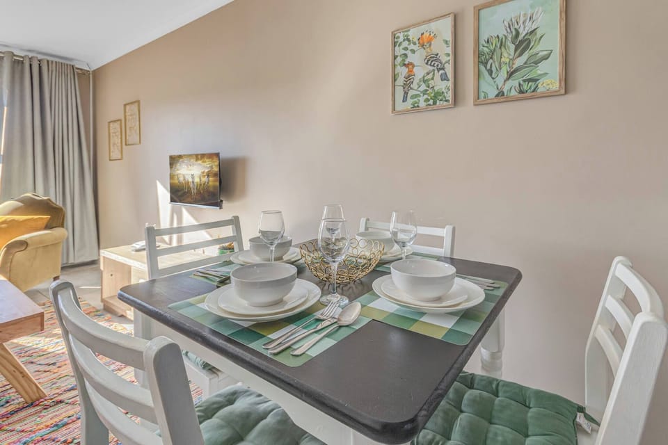 Apartment, 2 Bedrooms, Patio | Dining room