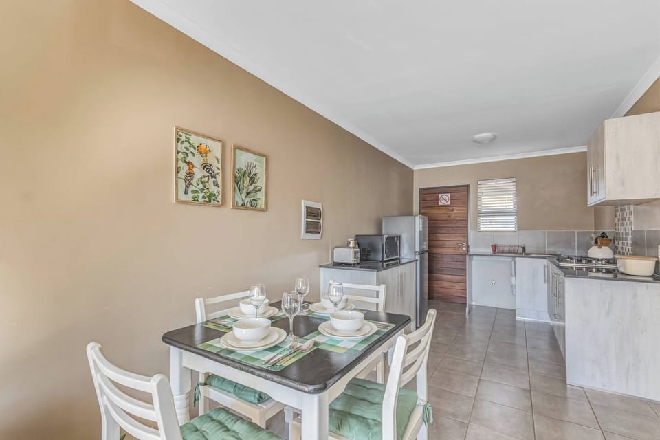 Apartment, 2 Bedrooms, Patio | Dining room