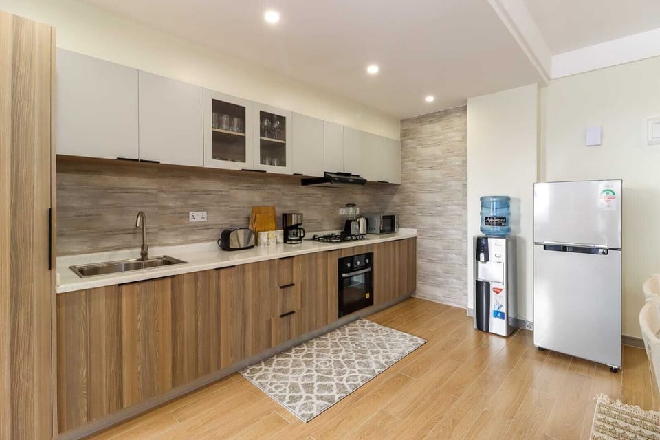 Full-size fridge, microwave, oven, stovetop