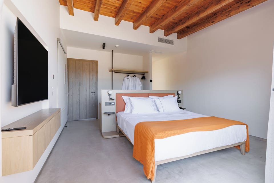 Superior Double Room, Sea View | In-room safe, desk, laptop workspace, blackout drapes