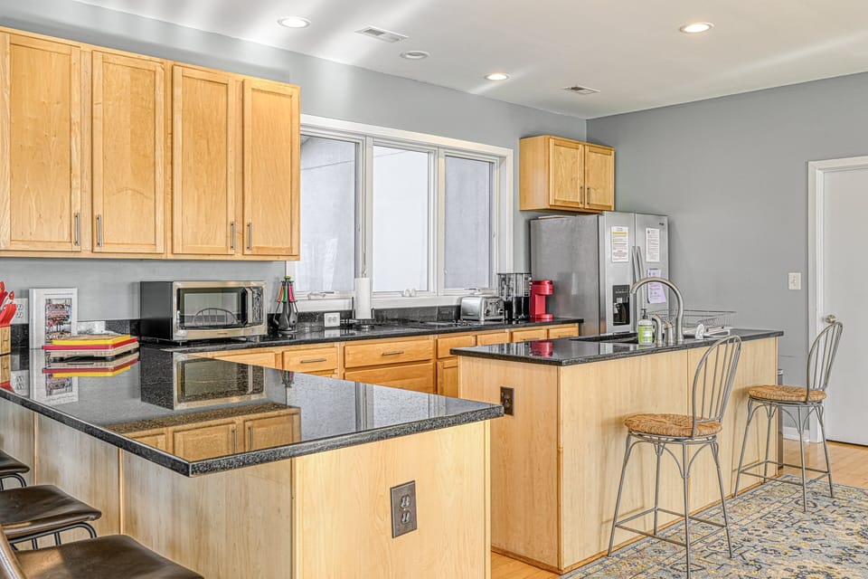 House, Multiple Beds (Straight to the Point) | Private kitchen