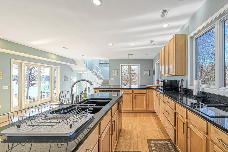 House, Multiple Beds (Straight to the Point) | Private kitchen
